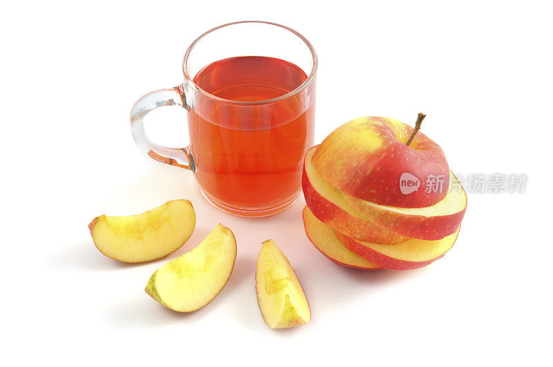 苹果茶在玻璃与切水果- Apfeltee